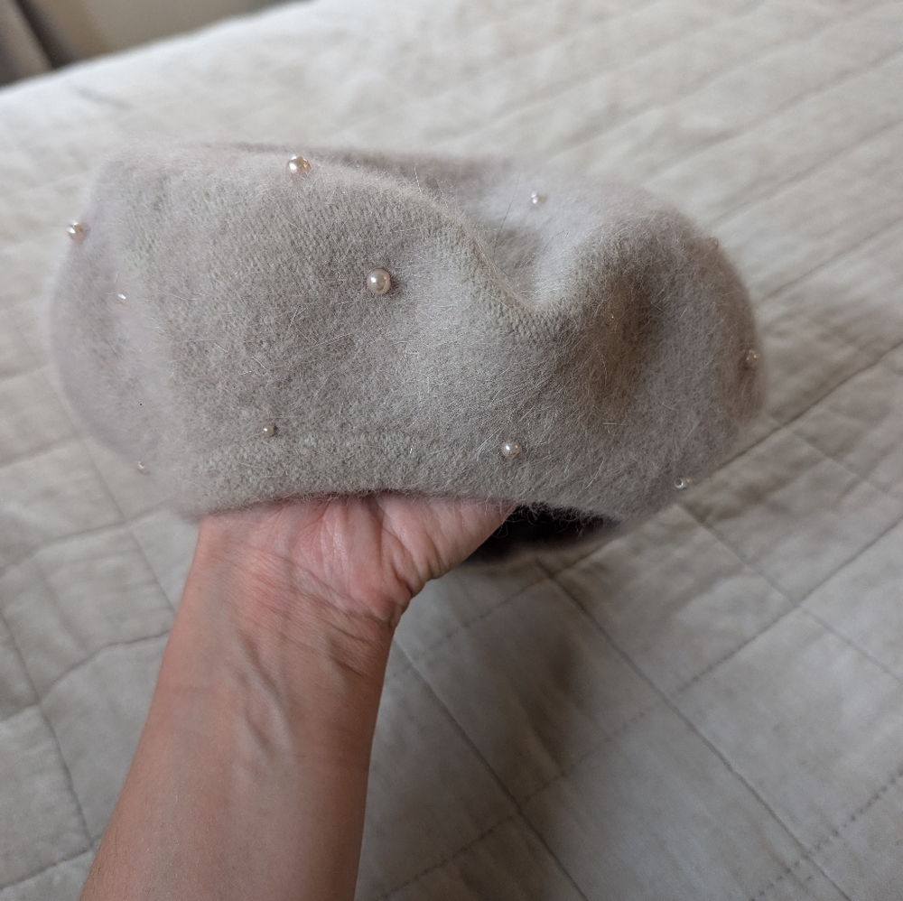 Elegant Pearl-Embellished Beret